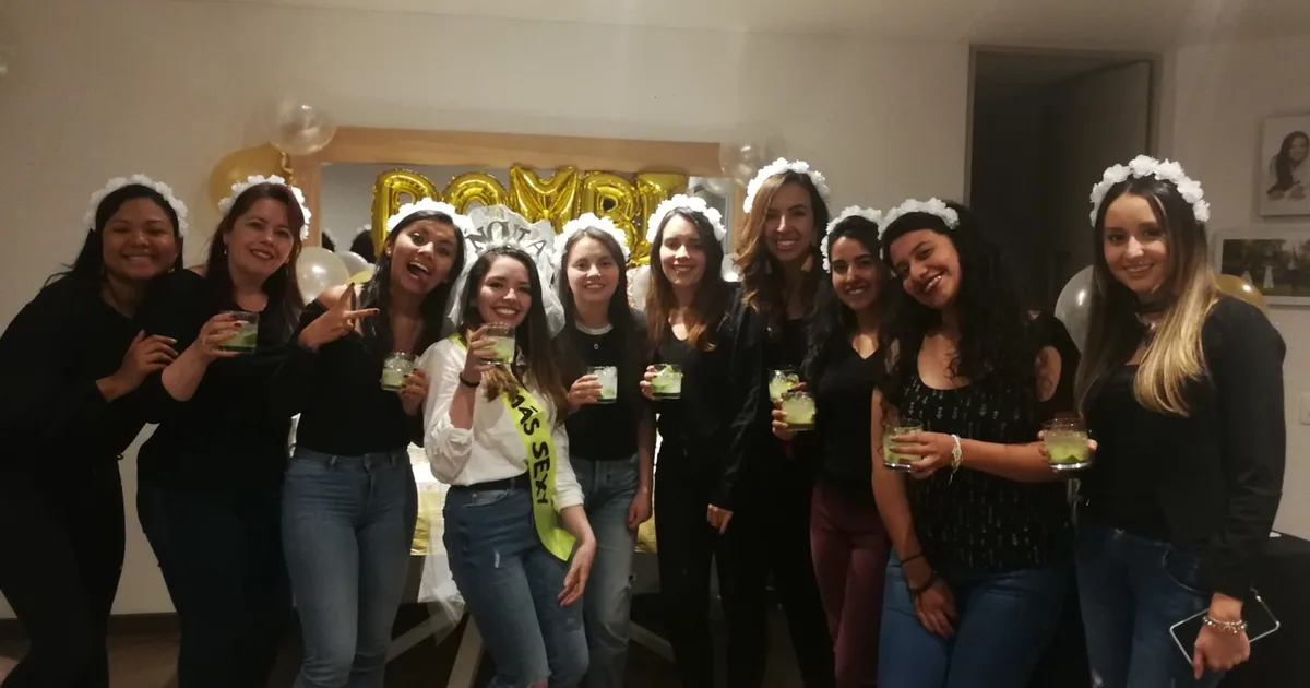 Ideas para despedida de soltera en Bogotá — grupo de amigas celebrando