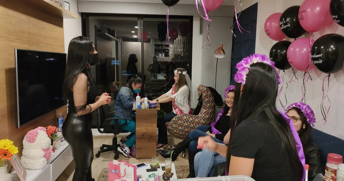 Juegos para despedida de soltera — grupo de amigas jugando en la sala con globos