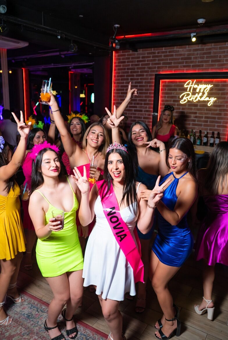 Grupo de amigas celebrando despedida de soltera en Bogotá