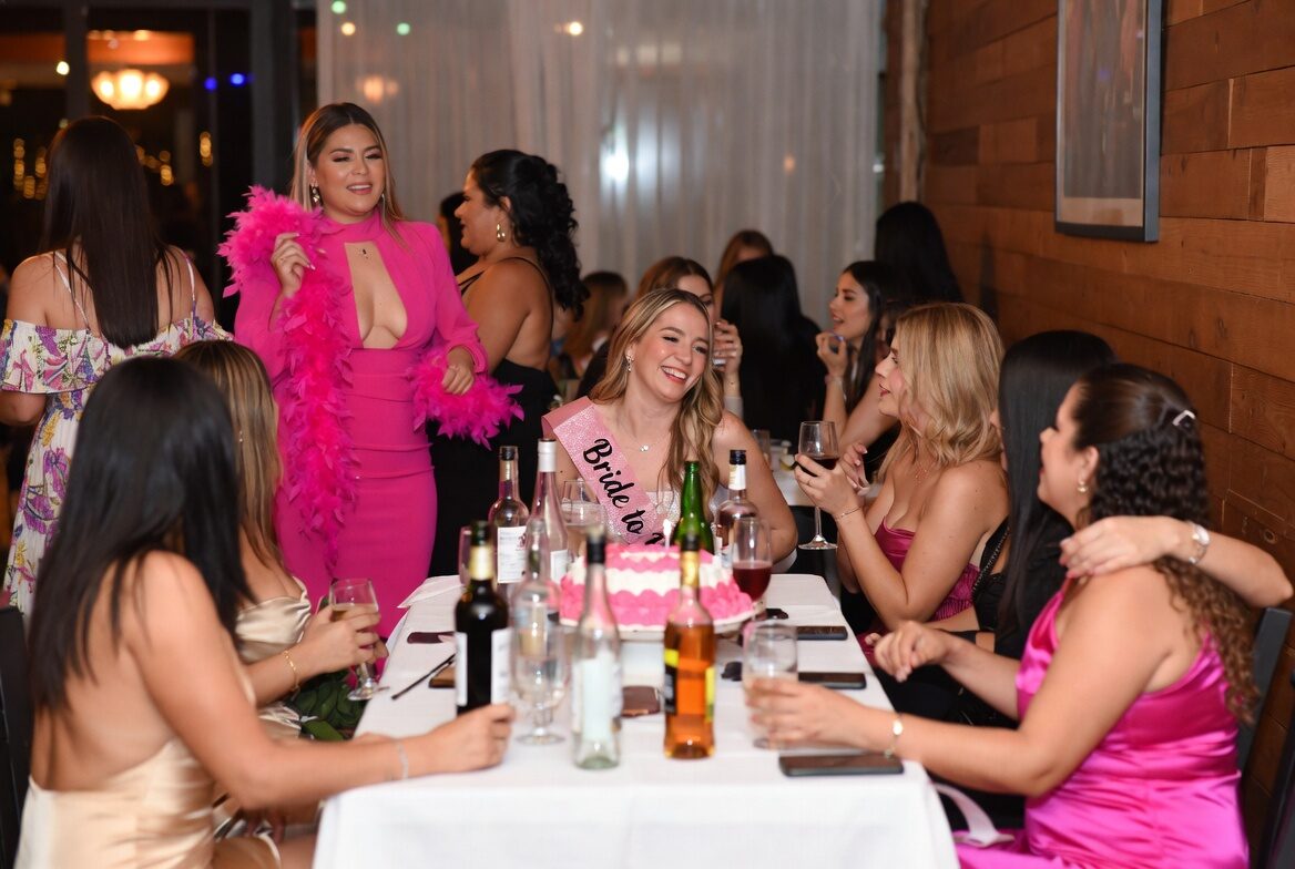 Sesión de fotos grupal en despedida de soltera en Bogotá