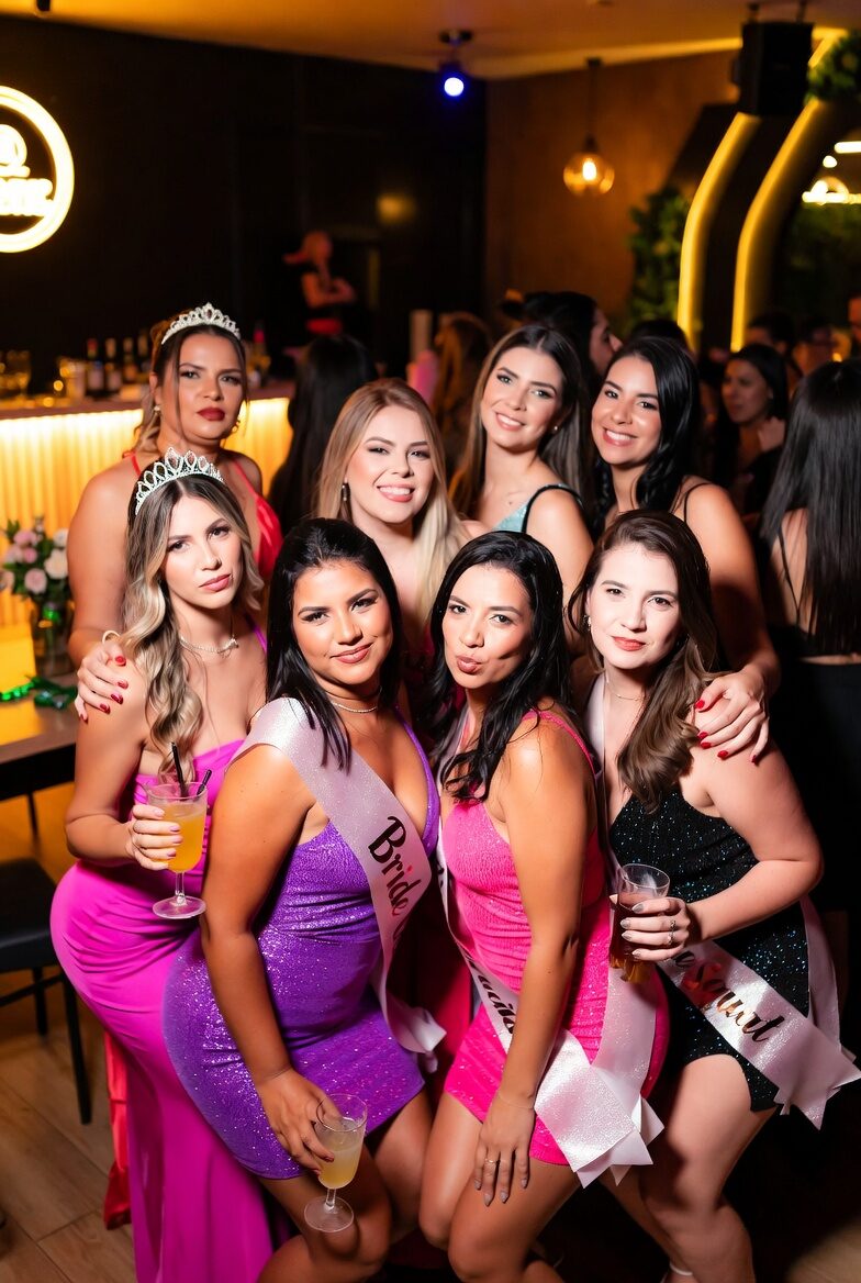 Grupo mixto en restaurante despedida en Bogotá