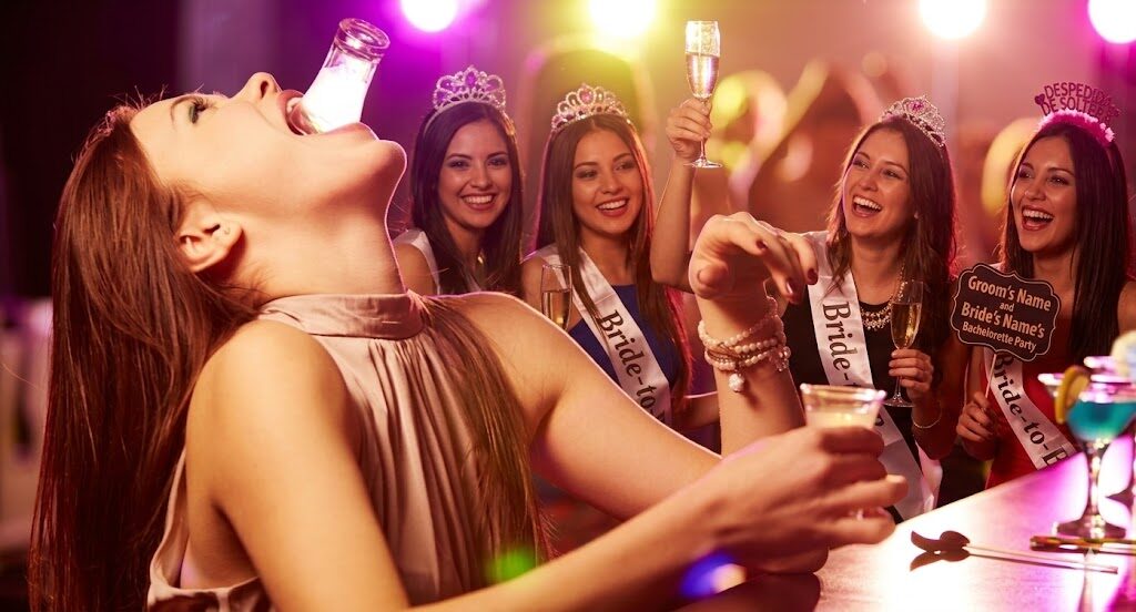 Novia con corona y amigas celebrando despedida de soltera
