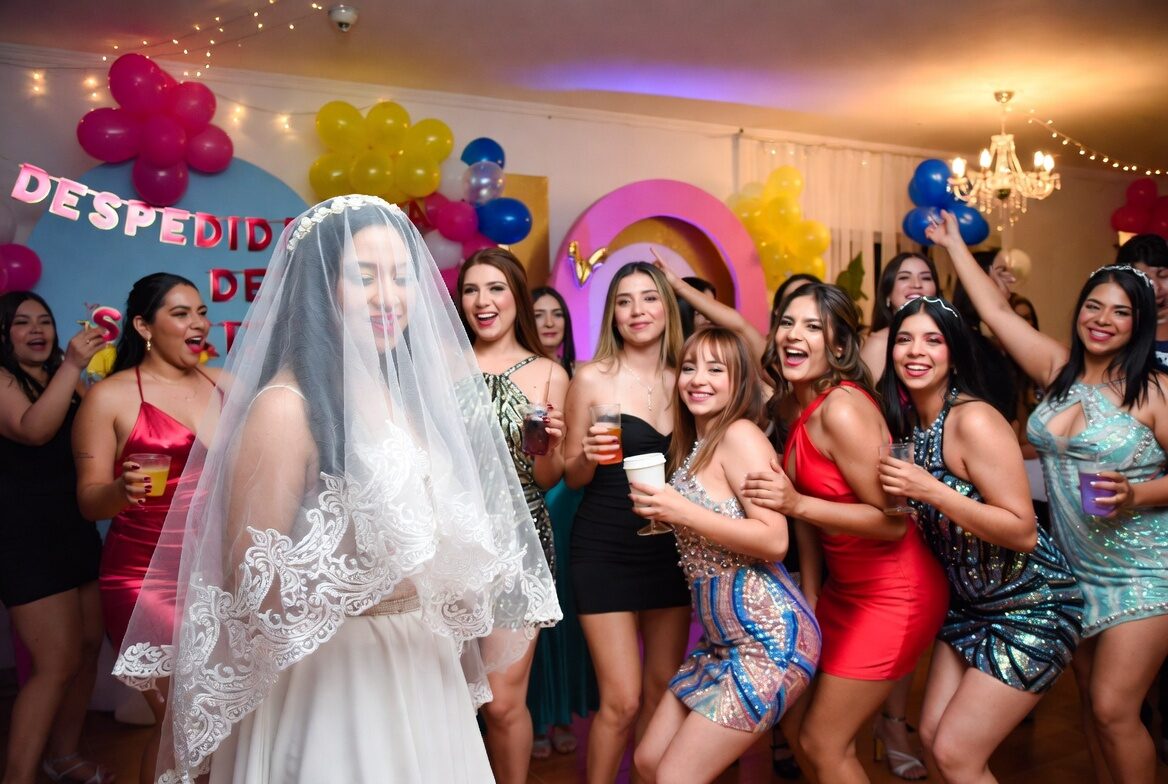 Novia con velo y amigas en despedida de soltera Bogotá