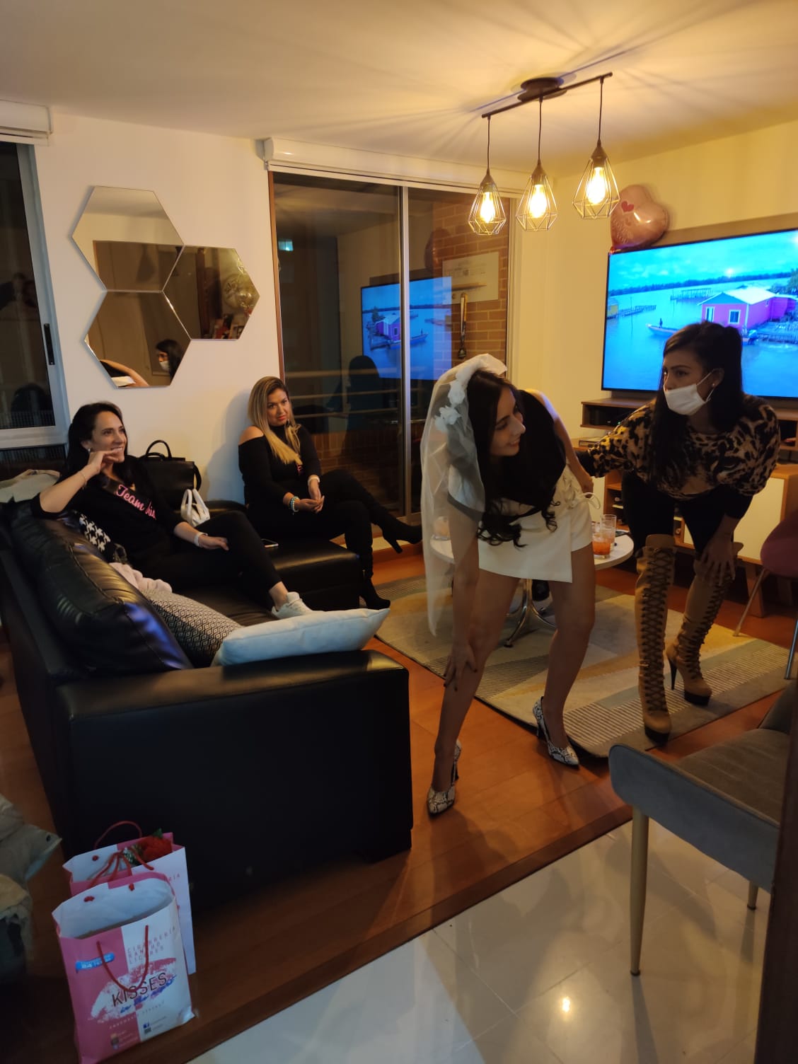 Despedida de soltera en Bogotá con decoración rosa y globos personalizados