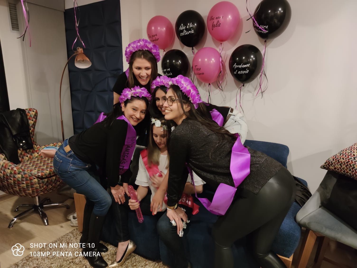 Amigas brindando en despedida de soltera organizada por Simón Dice en Bogotá