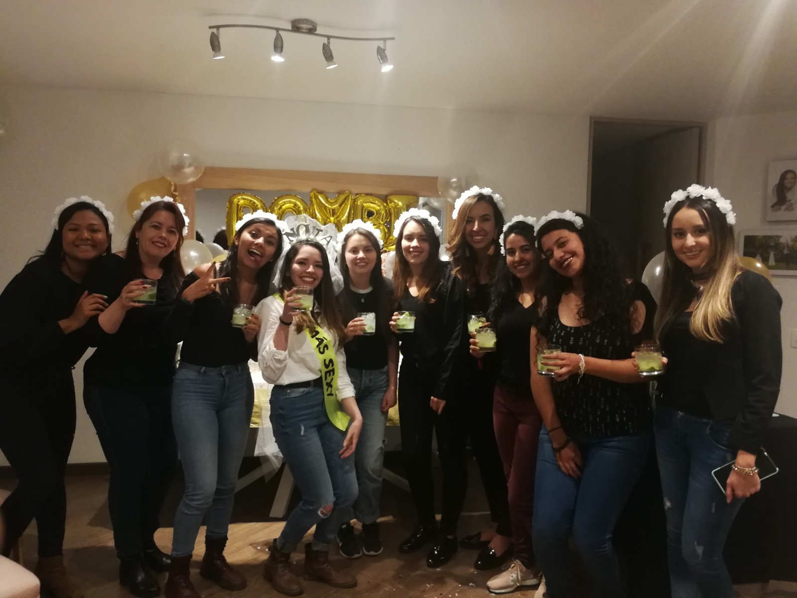Novia con velo y banda celebrando su despedida con sus amigas en Bogotá