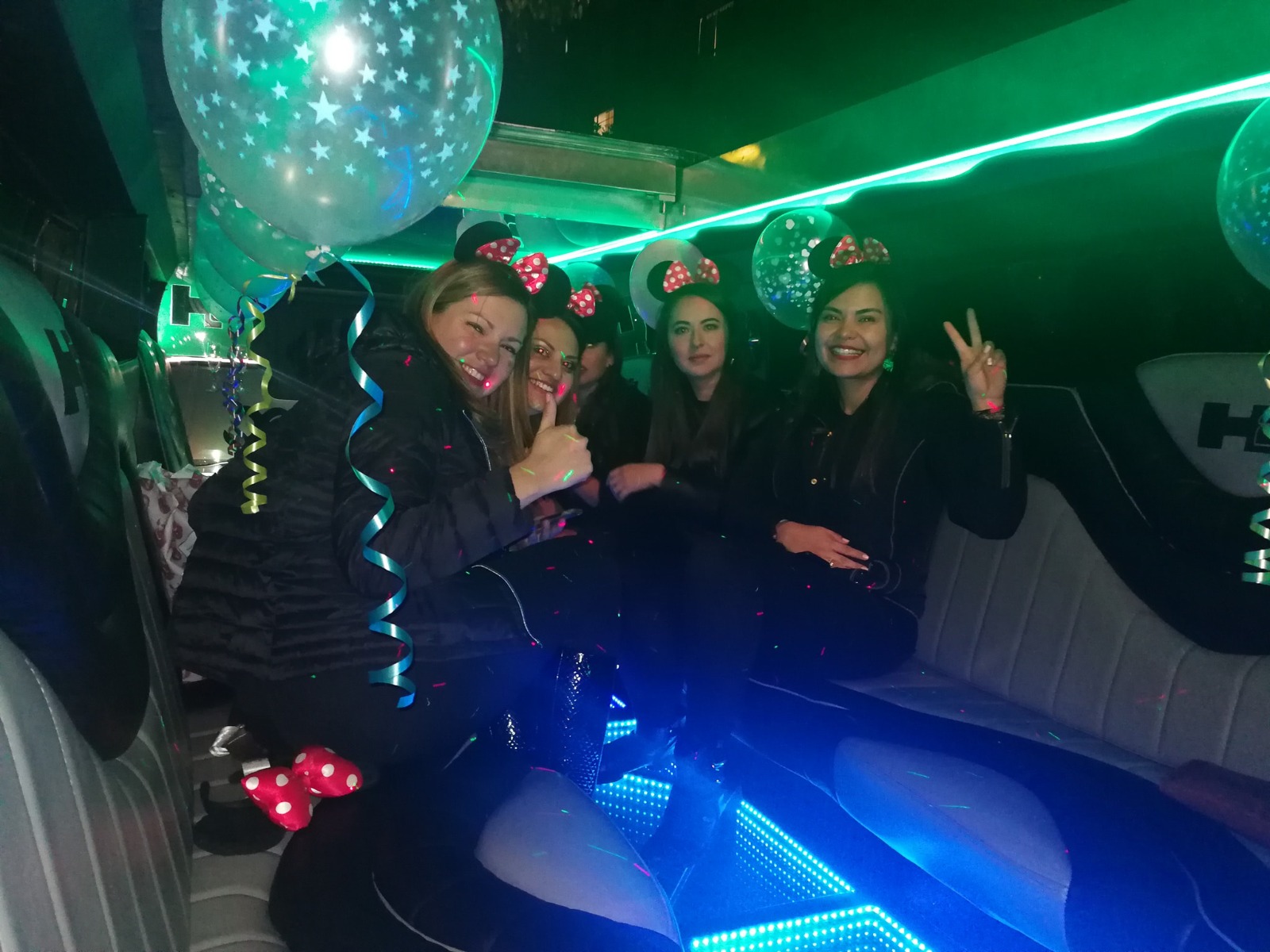 Grupo de mujeres en photo experience de despedida de soltera en Bogotá
