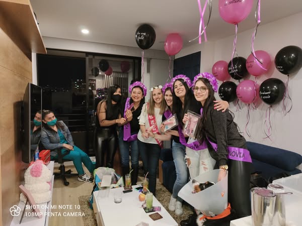 Coctelería ilimitada servida por bartender en despedida en Bogotá