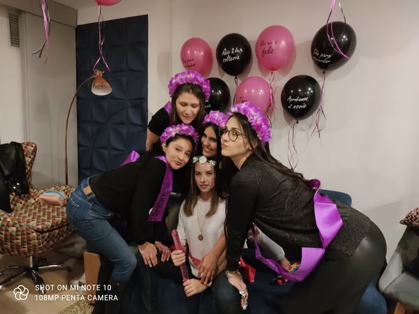 Detalles de barra libre con shots y mixología en despedida en Bogotá