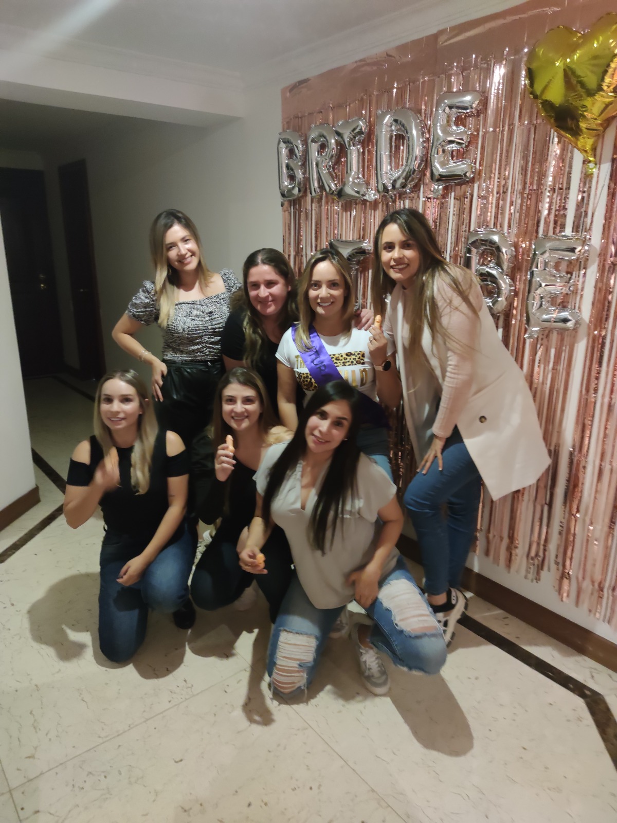 Grupo celebrando con shots en despedida de soltera todo incluido Bogotá