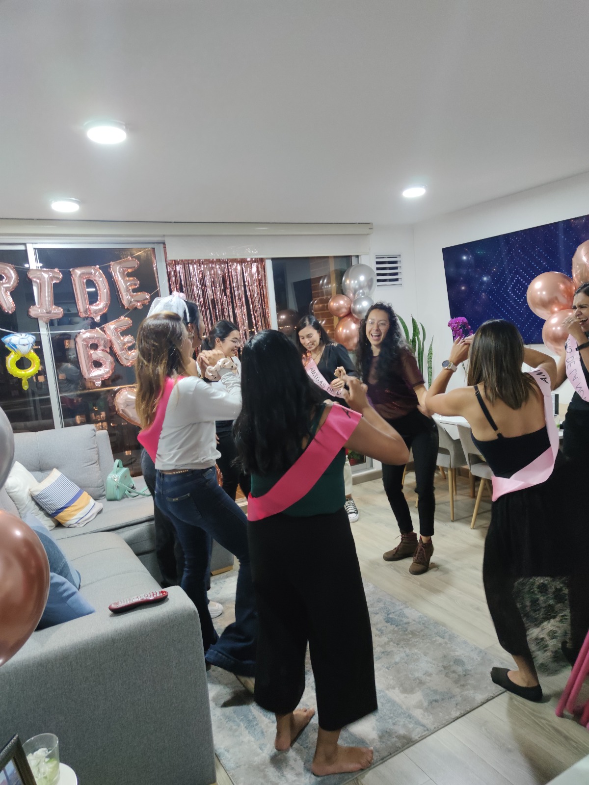 Show artístico masculino con grupo de invitadas en despedida en Bogotá