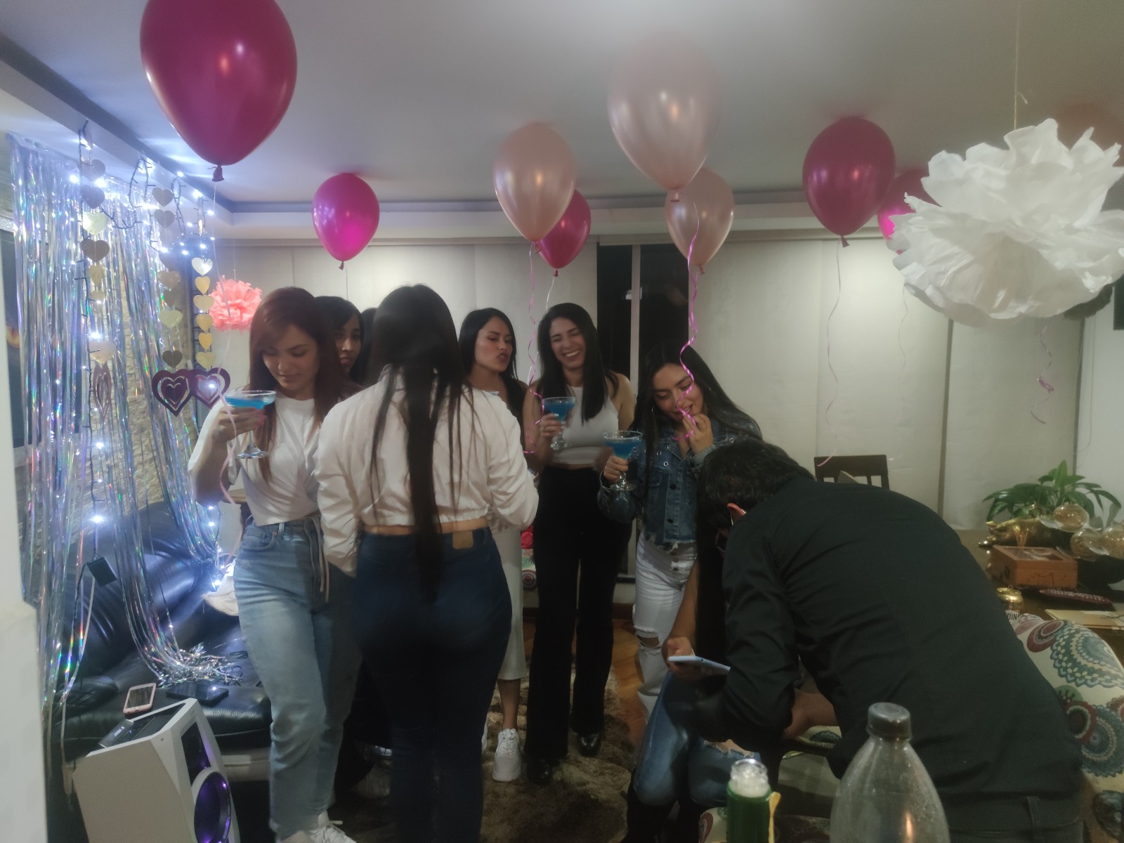 Amigas brindando con copas de coctel en despedida privada Bogotá