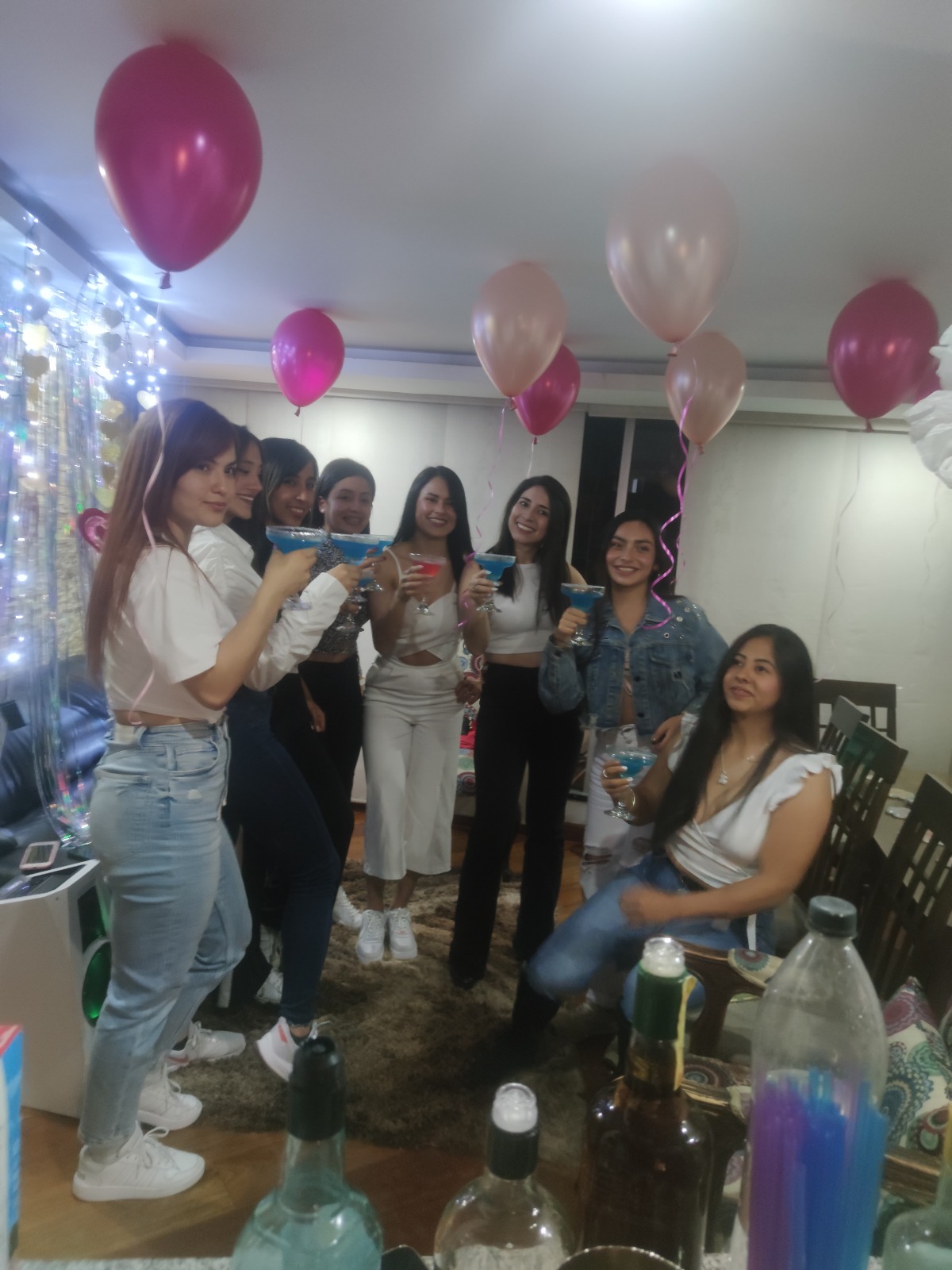 Photo experience con accesorios para despedida de soltera Bogotá