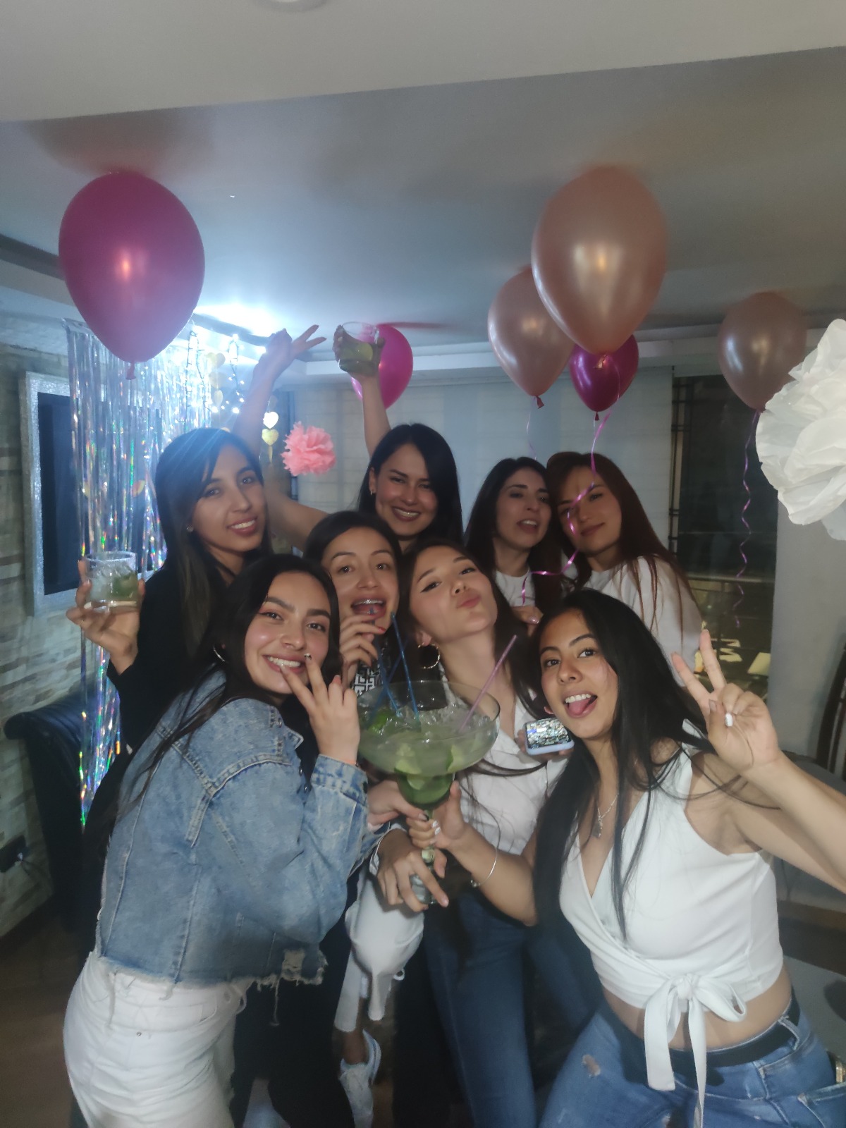 Show de striper y barra libre en despedida de soltera organizada por Simón Dice en Bogotá