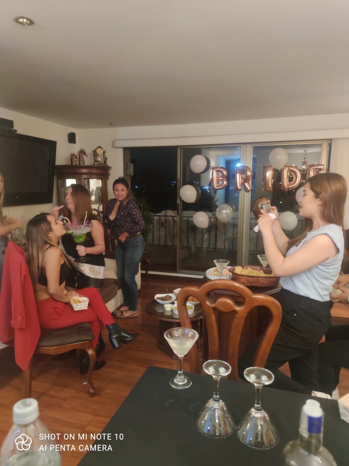 Bartender preparando cocteles en barra para despedida en Bogotá