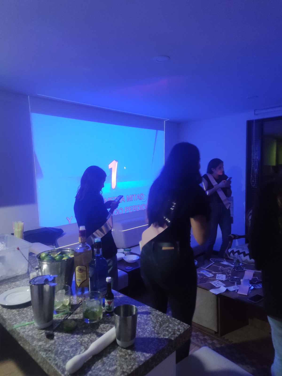 Novia bailando con sus amigas en despedida organizada por Simón Dice
