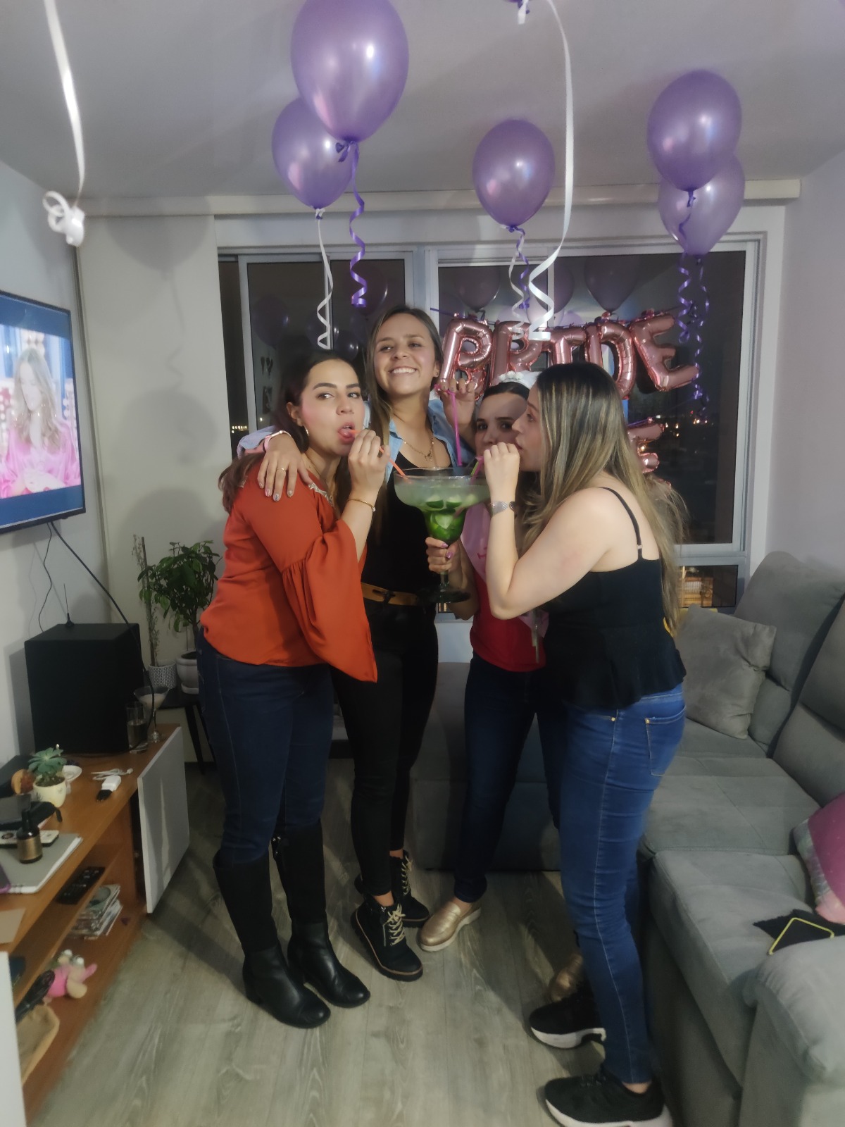 Decoración con globos rosa y dorado para despedida de soltera Bogotá