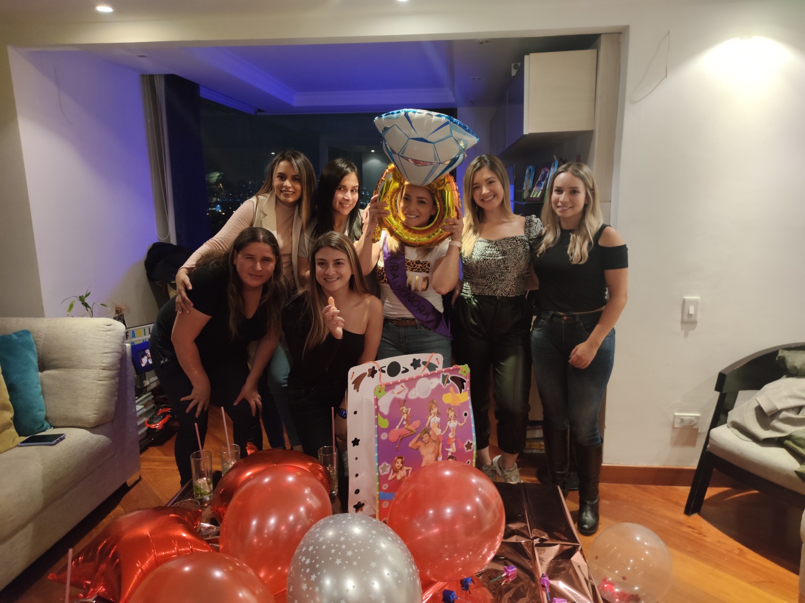 Amigas posando con corona y banda de novia en despedida Bogotá